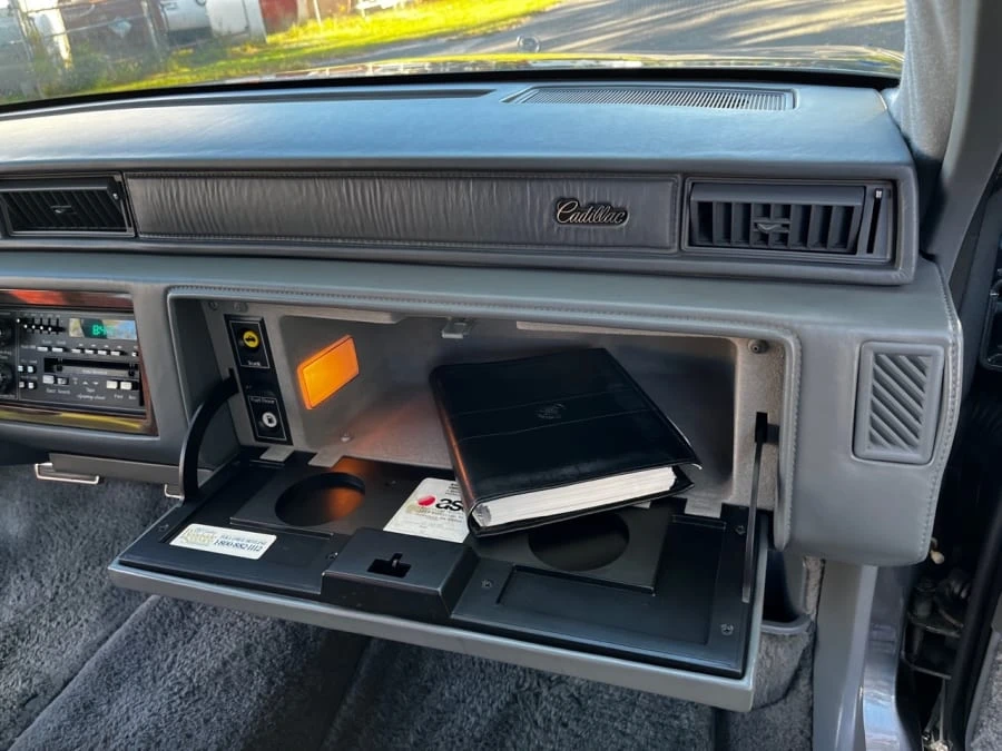 1989 Cadillac DeVille 6th Gen - Image 23 of 28