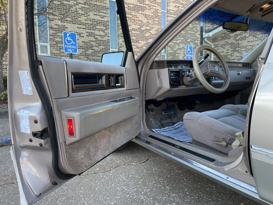 1989 Cadillac DeVille 6th Gen - Image 24 of 30
