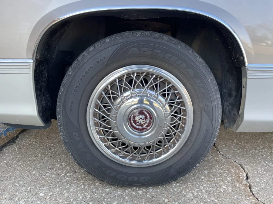 1989 Cadillac DeVille 6th Gen - Image 17 of 30