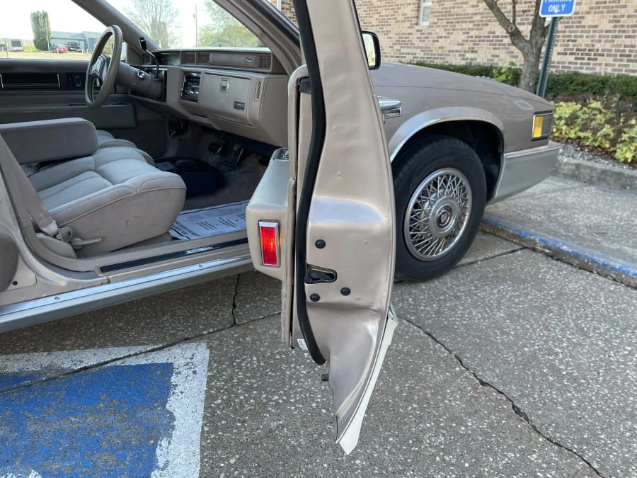 1989 Cadillac DeVille 6th Gen - Image 23 of 30