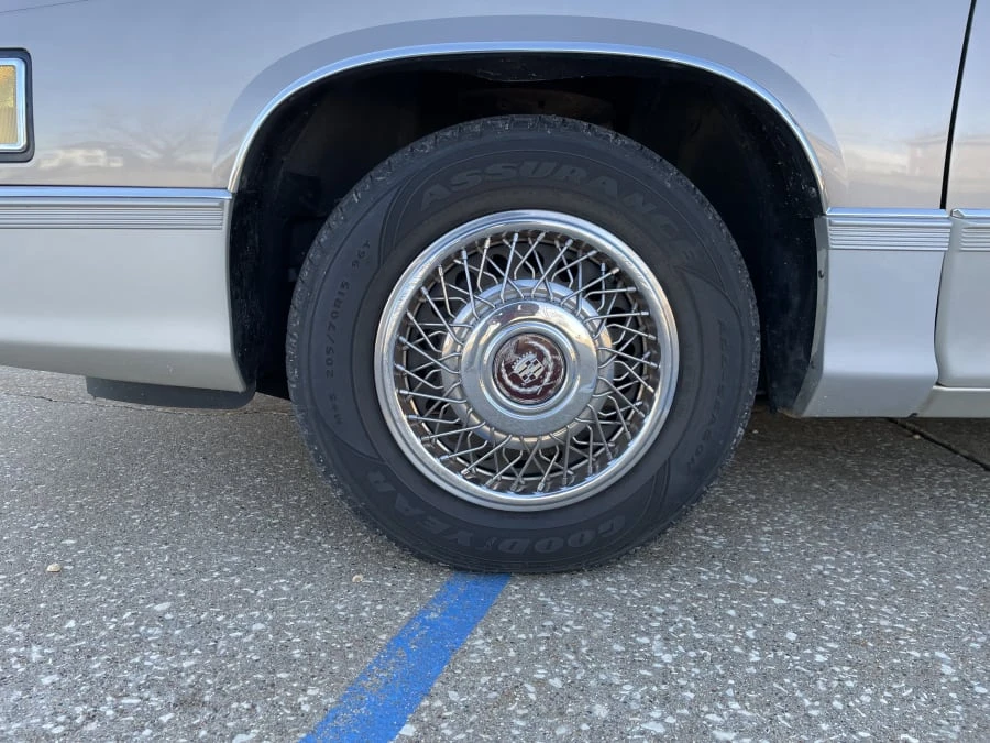 1989 Cadillac DeVille 6th Gen - Image 16 of 30