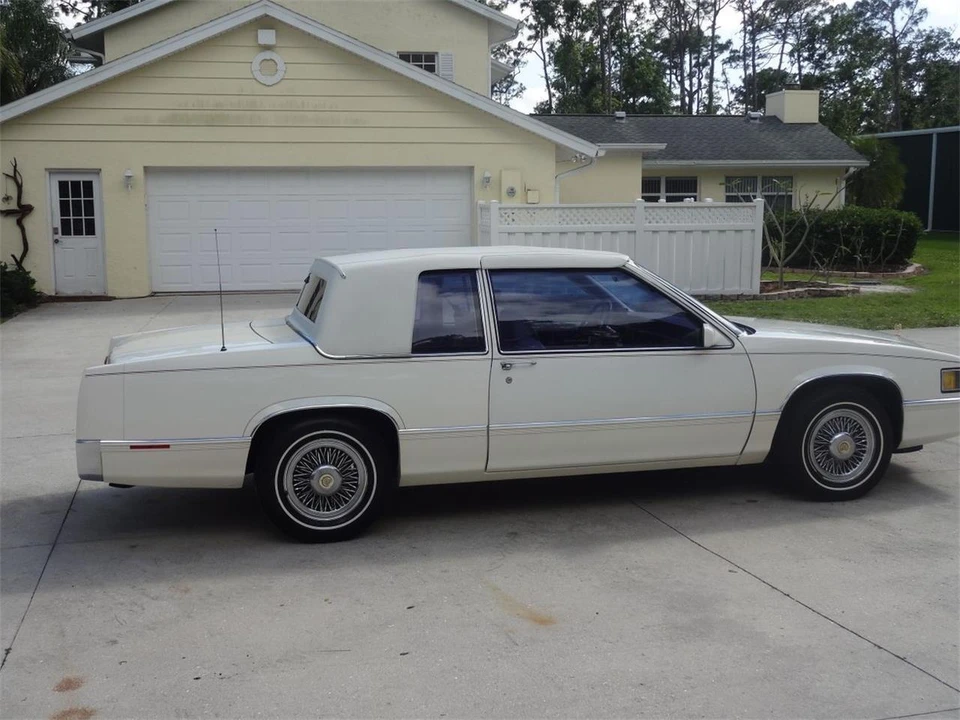 1989 Cadillac DeVille 6th Gen - Image 22 of 31