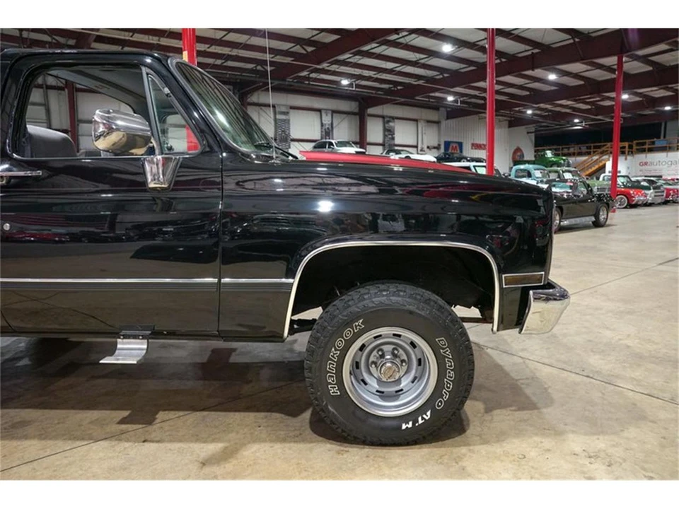 1989 Chevrolet K5 Blazer 2nd Gen - Image 11 of 31