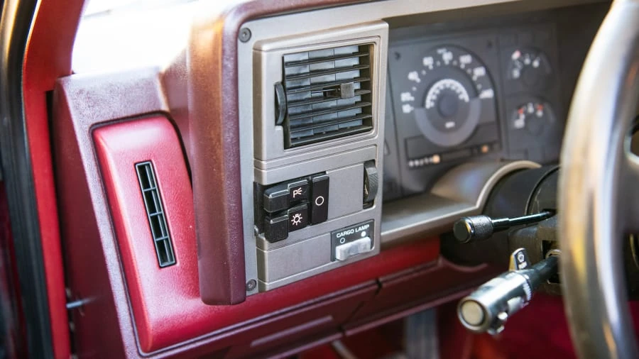 1989 Chevrolet Silverado - Image 23 of 31