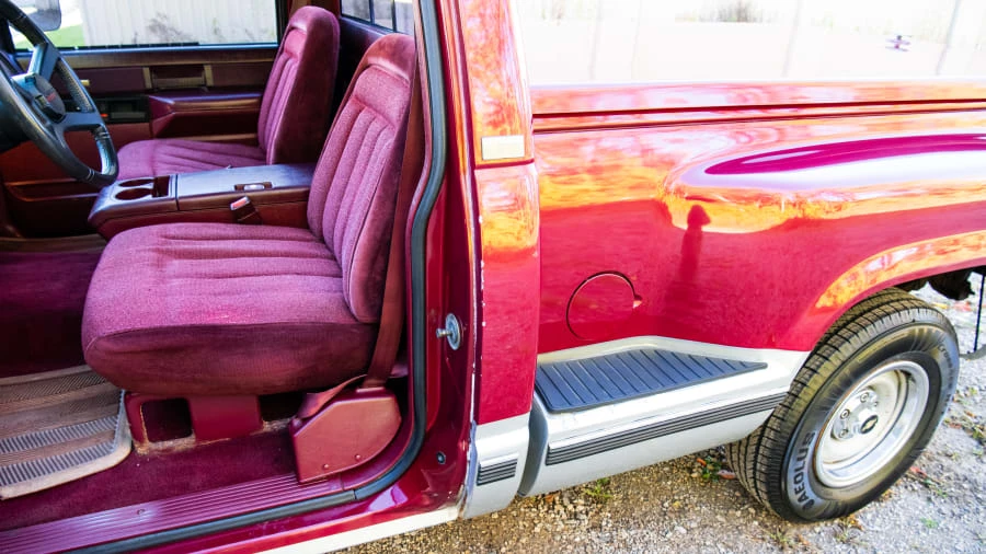 1989 Chevrolet Silverado - Image 28 of 31