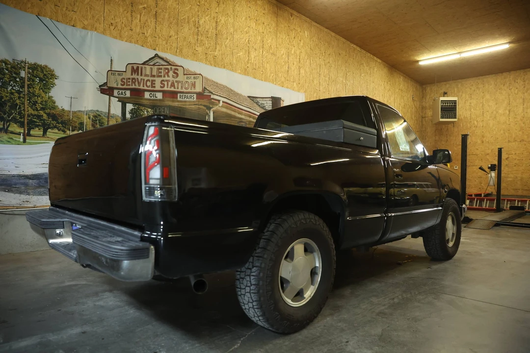 1989 Chevrolet Silverado - Image 3 of 25