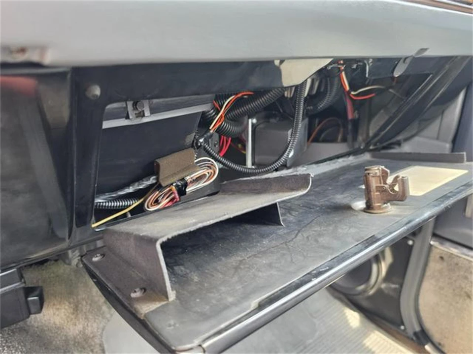 1989 Chevrolet Suburban 7th Gen - Image 23 of 31