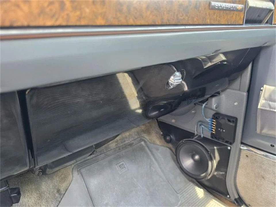 1989 Chevrolet Suburban 7th Gen - Image 22 of 31