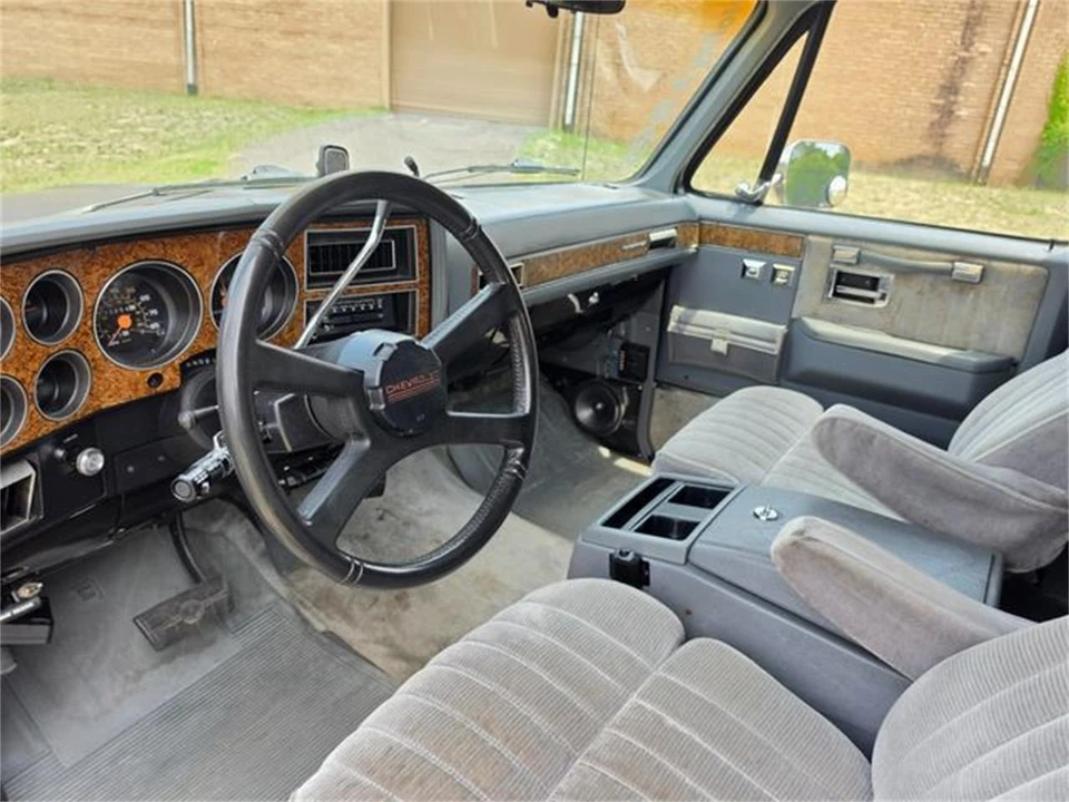 1989 Chevrolet Suburban 7th Gen - Image 16 of 31