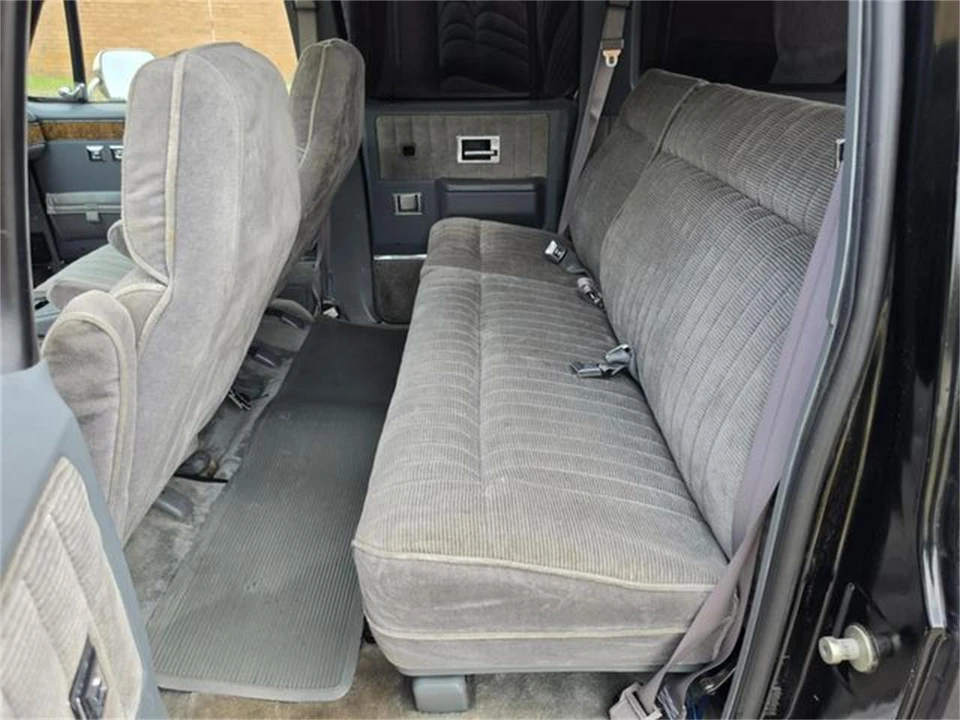 1989 Chevrolet Suburban 7th Gen - Image 28 of 31