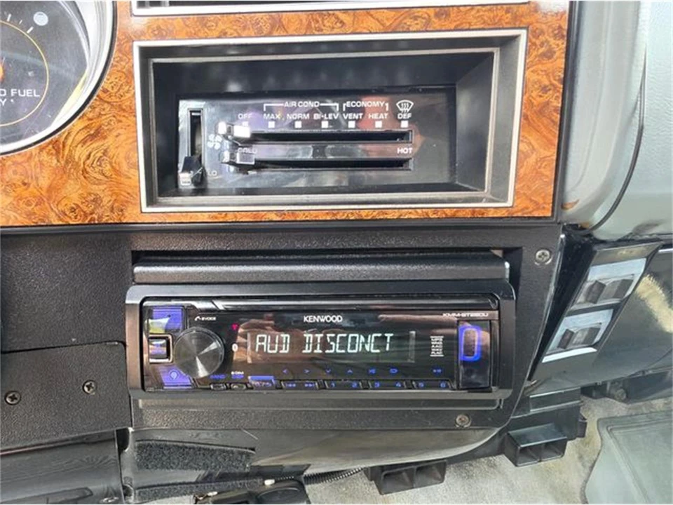 1989 Chevrolet Suburban 7th Gen - Image 20 of 31