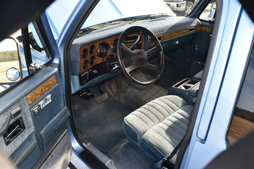 1989 Chevrolet Suburban 7th Gen - Image 19 of 21