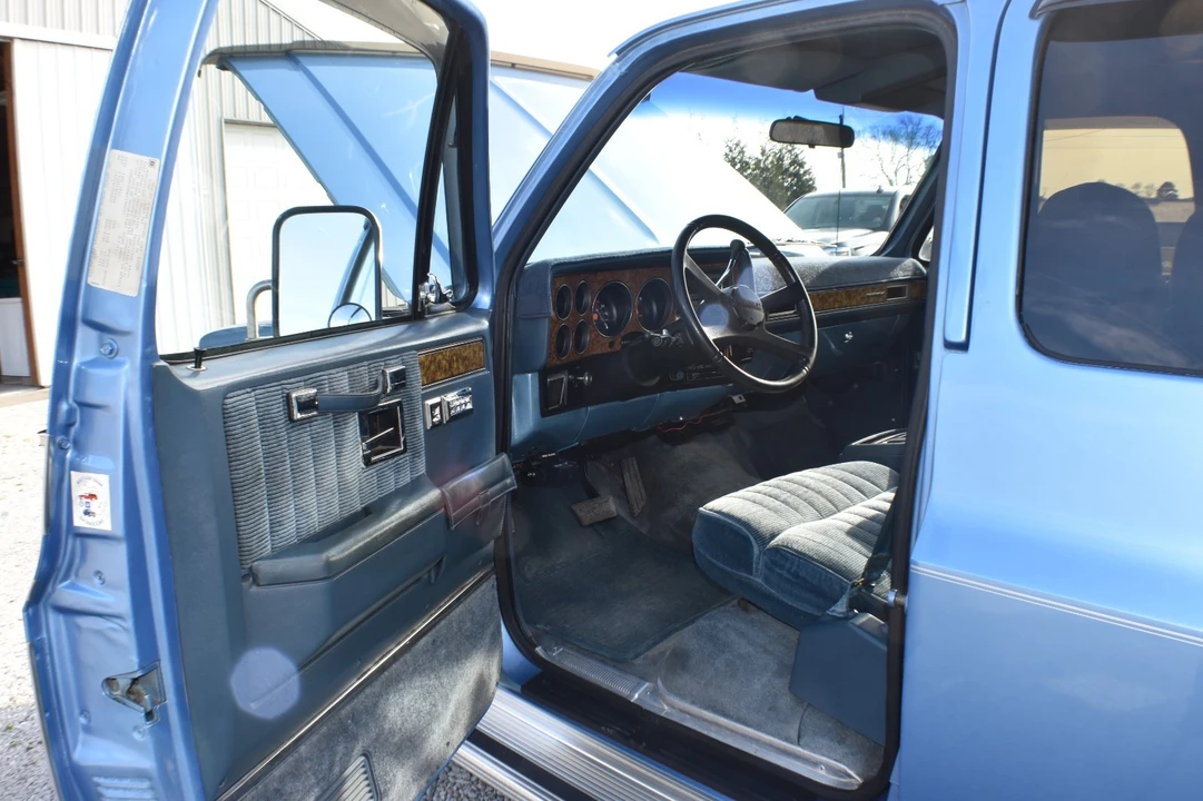 1989 Chevrolet Suburban 7th Gen - Image 18 of 21