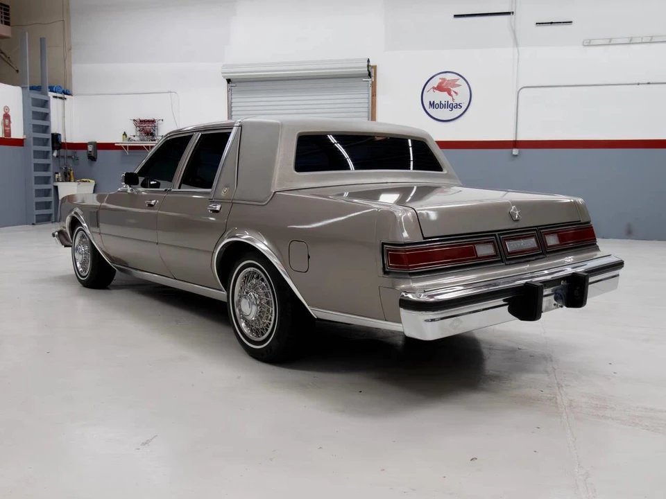 1989 Chrysler New Yorker - Image 8 of 31