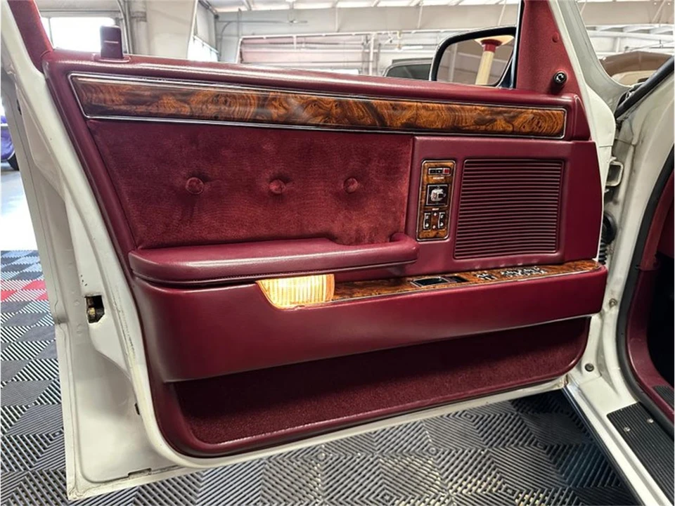 1989 Chrysler New Yorker - Image 14 of 31