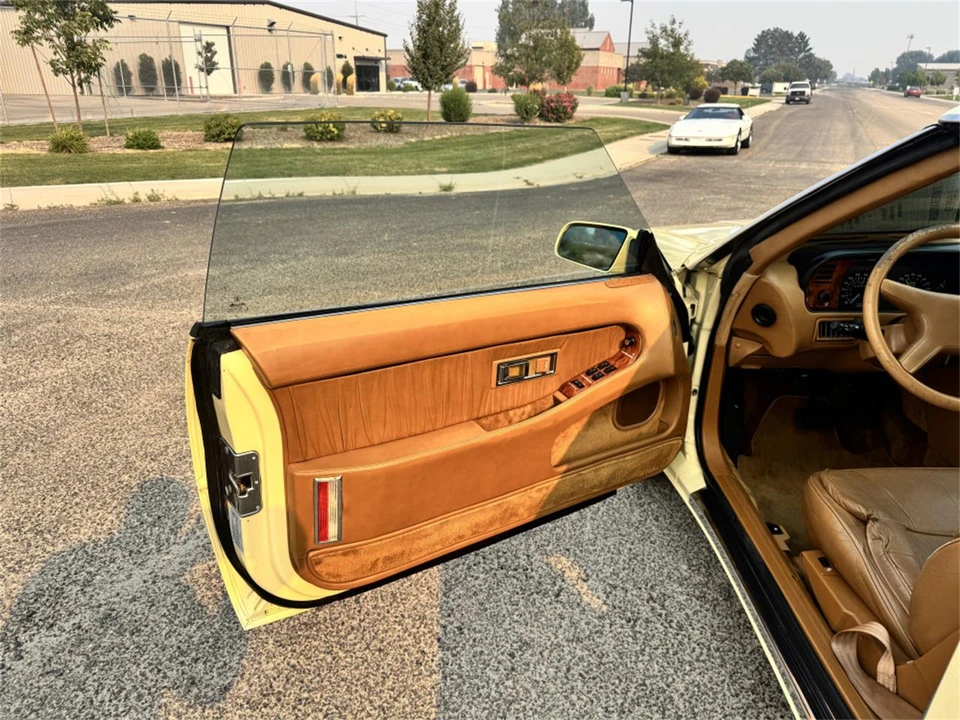 1989 Chrysler TC by Maserati - Image 9 of 17