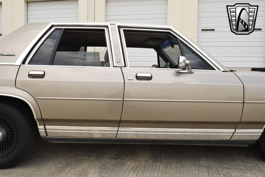 1989 Ford Crown Victoria - Image 11 of 12