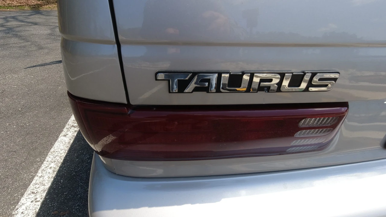 1989 Ford Taurus SHO 1st Gen - Image 15 of 31