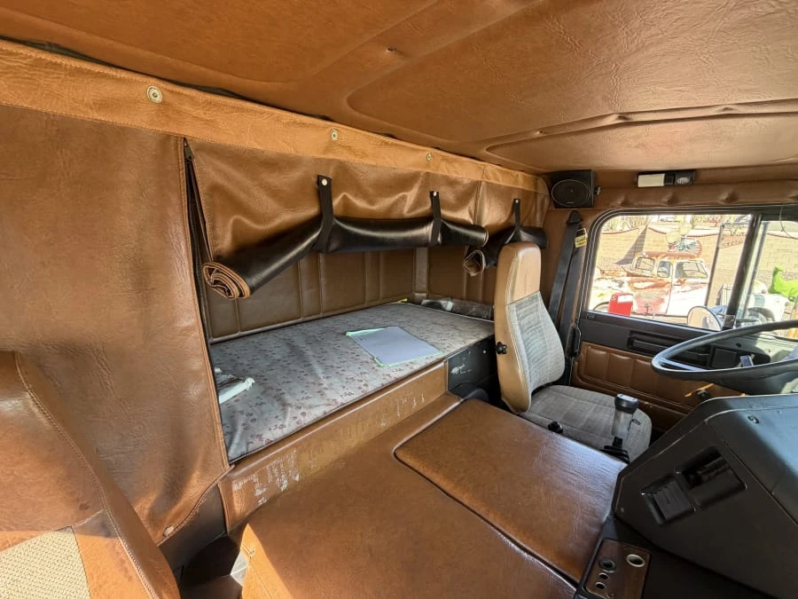 1989 Freightliner - Image 9 of 10