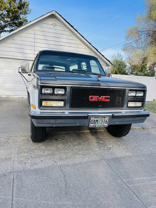 1989 GMC Suburban 7th Gen - Image 9 of 31