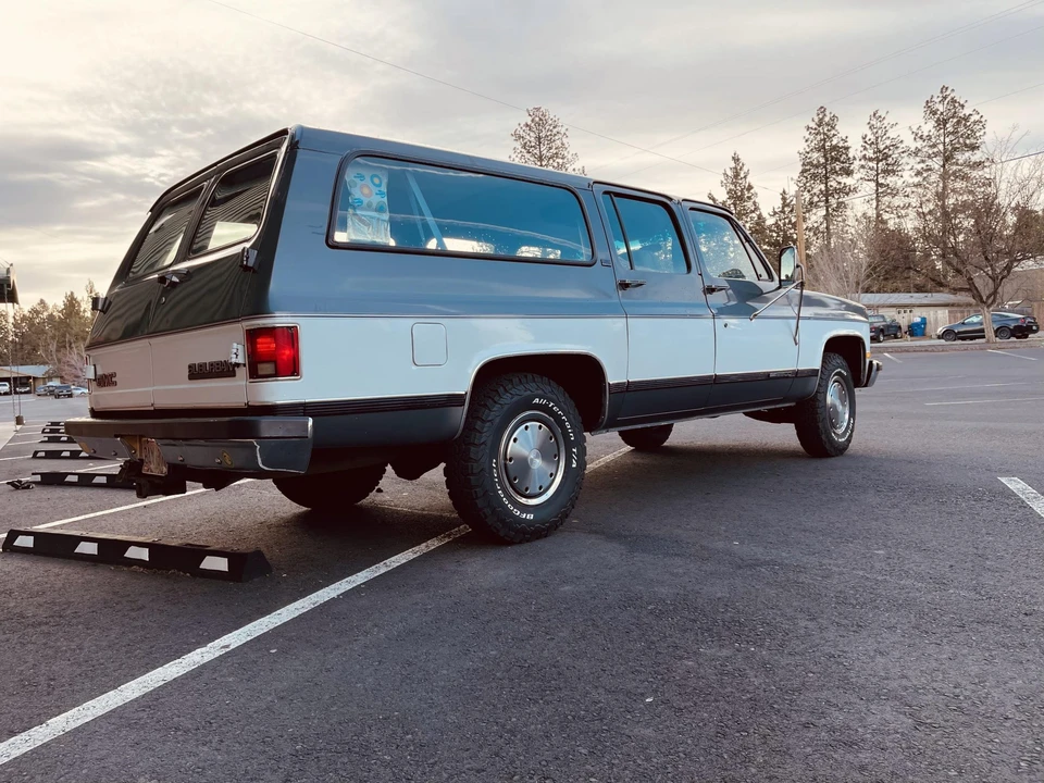 1989 GMC Suburban 7th Gen - Image 16 of 31