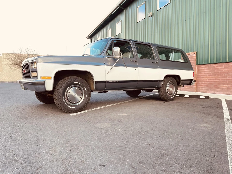 1989 GMC Suburban 7th Gen - Image 2 of 31