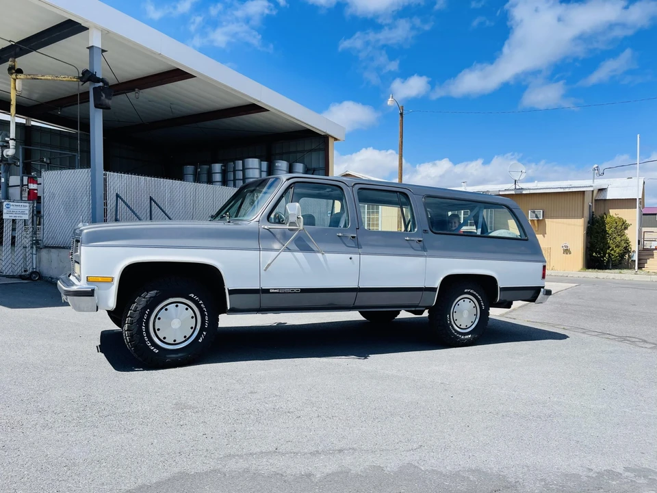 1989 GMC Suburban 7th Gen - Image 21 of 31