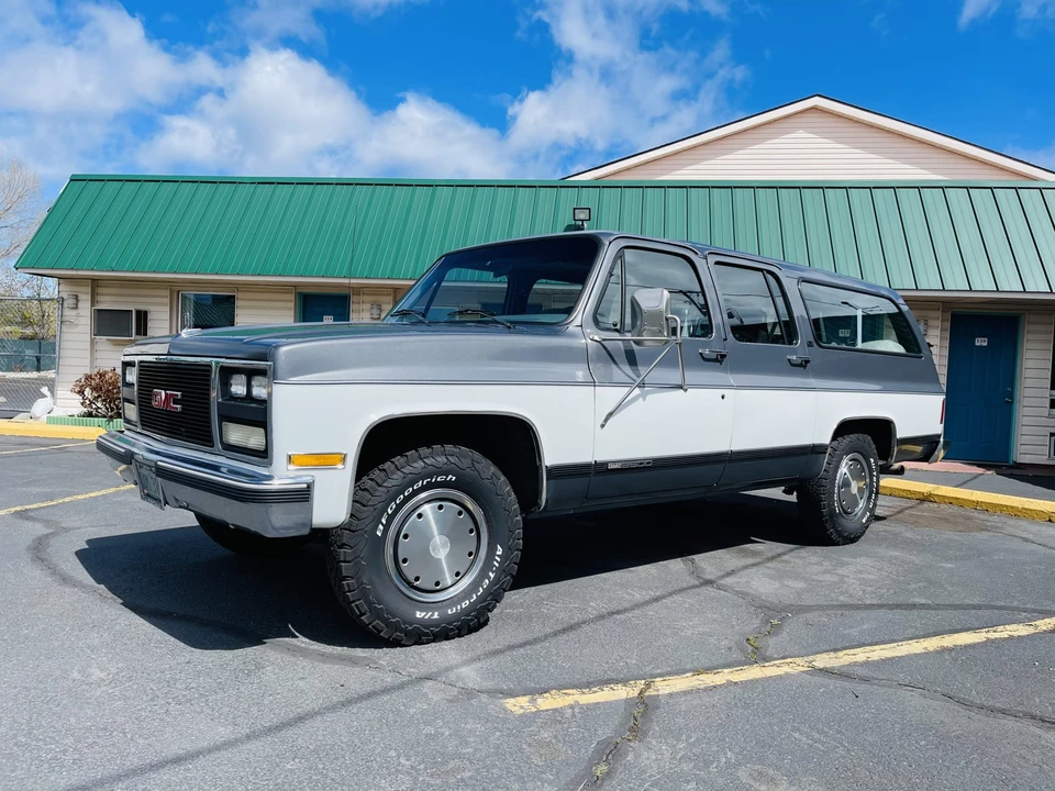 1989 GMC Suburban 7th Gen - Image 4 of 31
