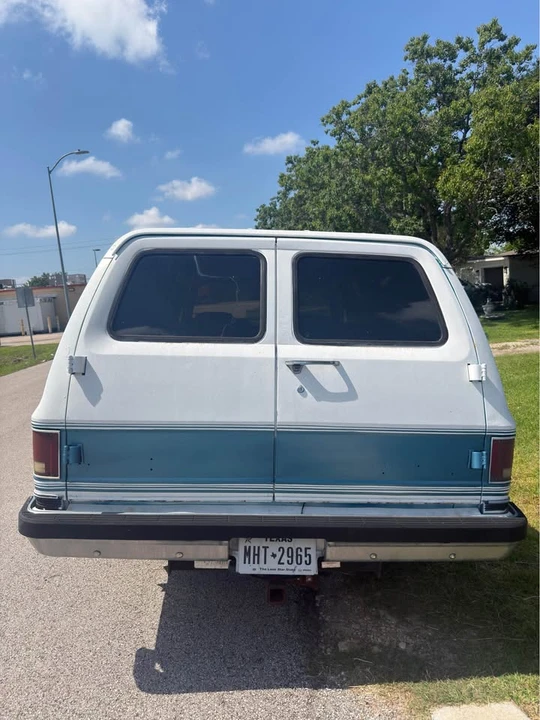 1989 GMC Suburban 7th Gen - Image 2 of 7