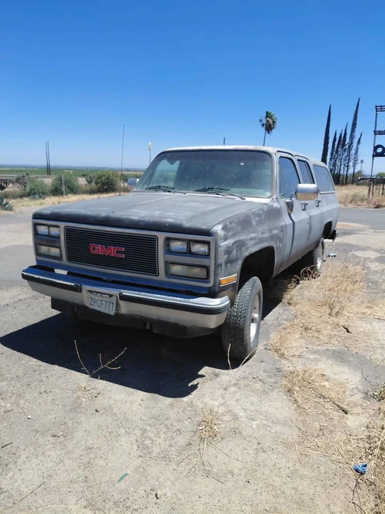 1989 GMC Suburban 7th Gen - Image 2 of 8