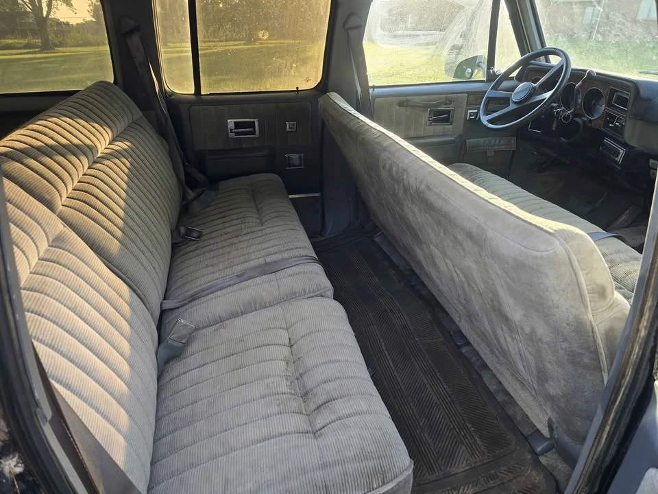 1989 GMC Suburban 7th Gen - Image 5 of 14