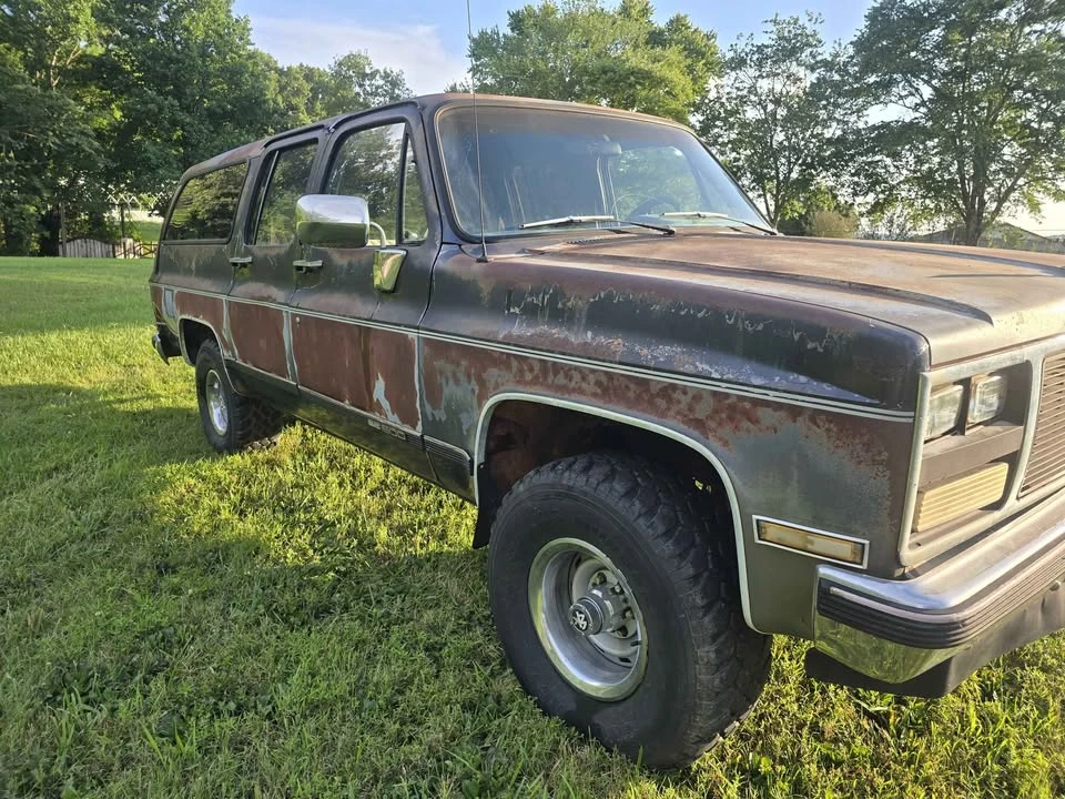 1989 GMC Suburban 7th Gen - Image 2 of 14
