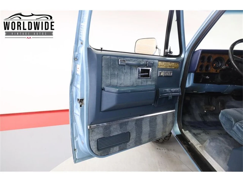 1989 GMC Suburban 7th Gen - Image 28 of 31