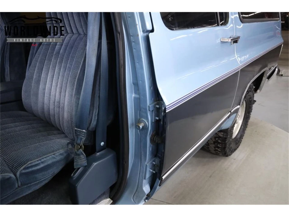 1989 GMC Suburban 7th Gen - Image 27 of 31
