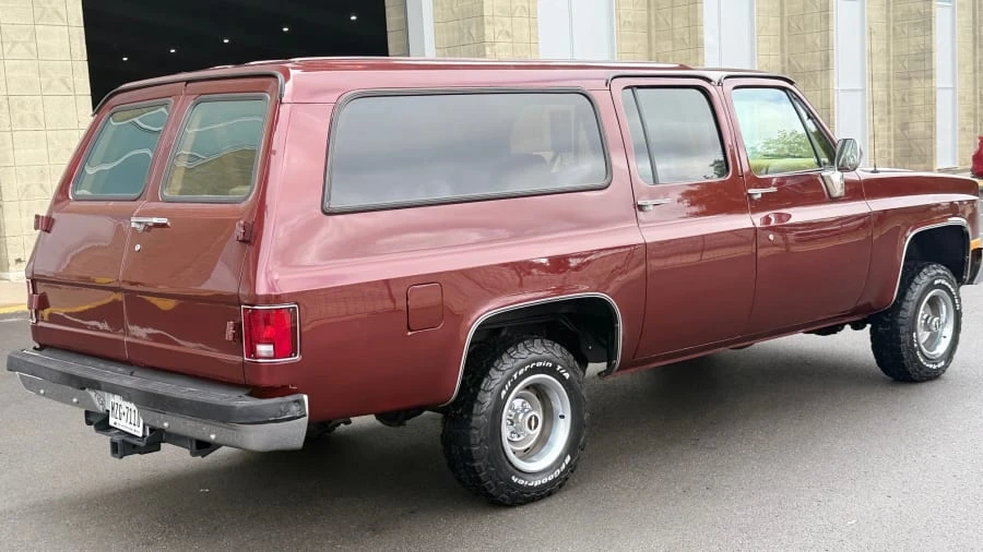 1989 GMC Suburban 7th Gen - Image 2 of 9