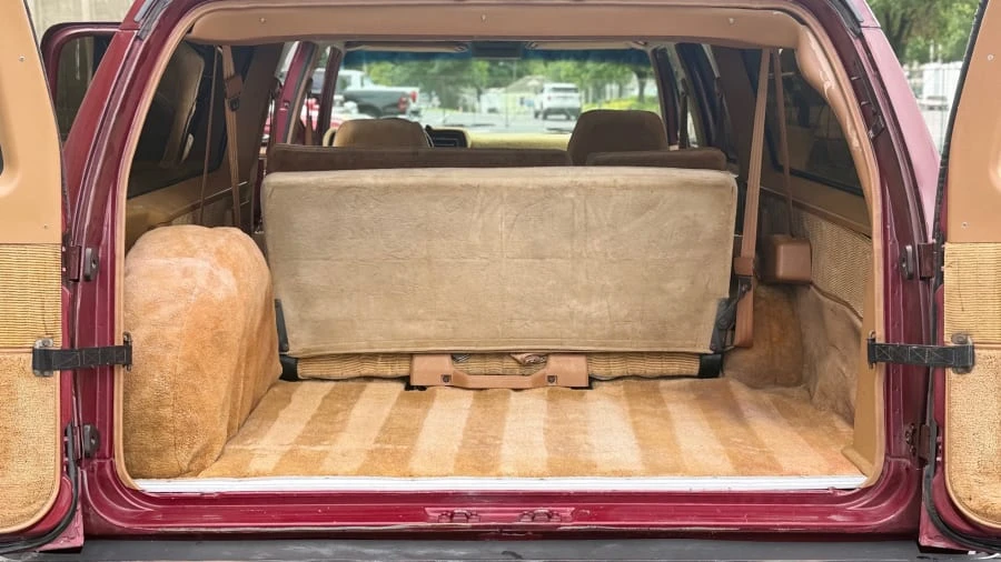 1989 GMC Suburban 7th Gen - Image 8 of 9