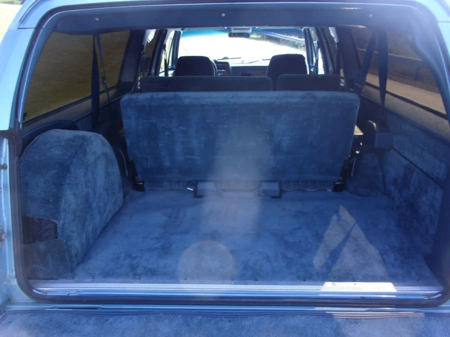 1989 GMC Suburban 7th Gen - Image 9 of 12