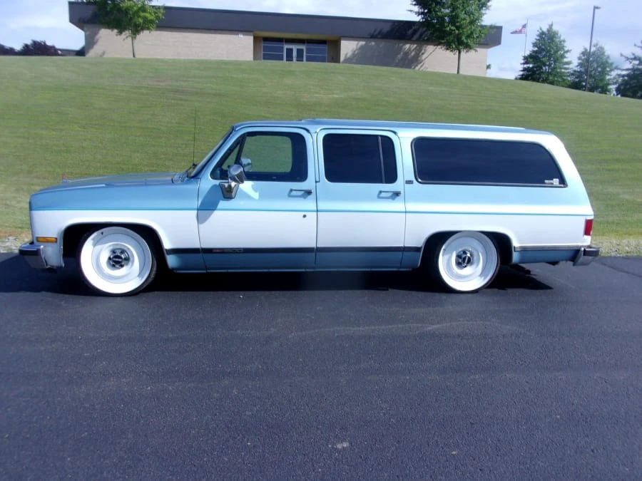 1989 GMC Suburban 7th Gen - Image 2 of 12
