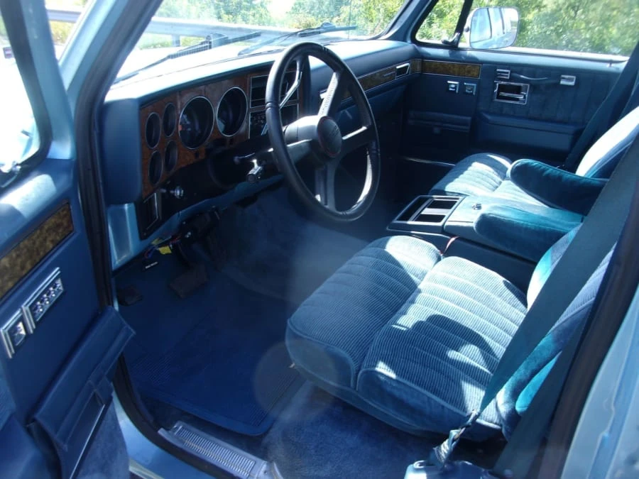1989 GMC Suburban 7th Gen - Image 4 of 12