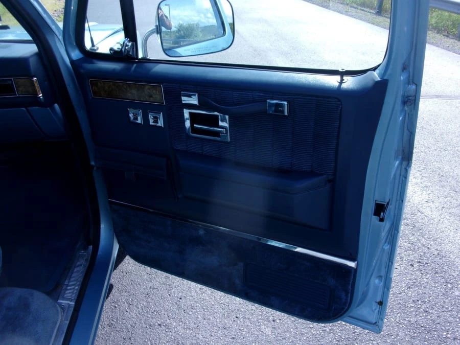 1989 GMC Suburban 7th Gen - Image 8 of 12