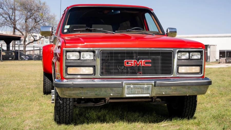 1989 GMC Suburban 7th Gen - Image 4 of 31