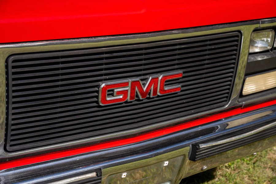 1989 GMC Suburban 7th Gen - Image 25 of 31