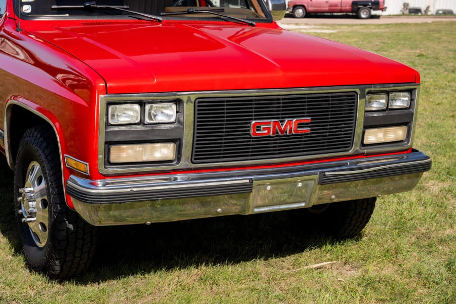 1989 GMC Suburban 7th Gen - Image 24 of 31