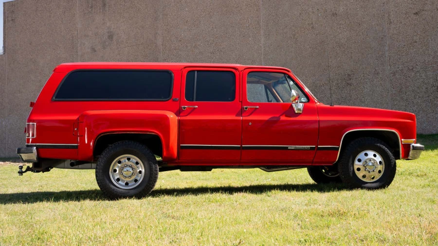 1989 GMC Suburban 7th Gen - Image 2 of 31