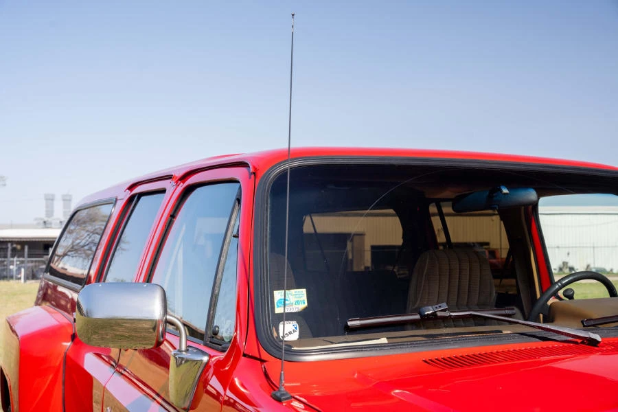 1989 GMC Suburban 7th Gen - Image 16 of 31
