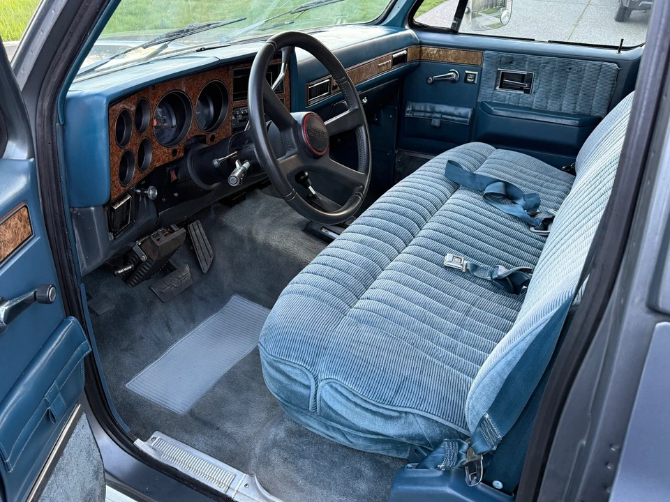 1989 GMC Suburban 7th Gen - Image 18 of 21