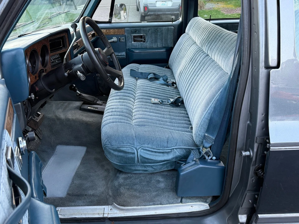 1989 GMC Suburban 7th Gen - Image 19 of 21