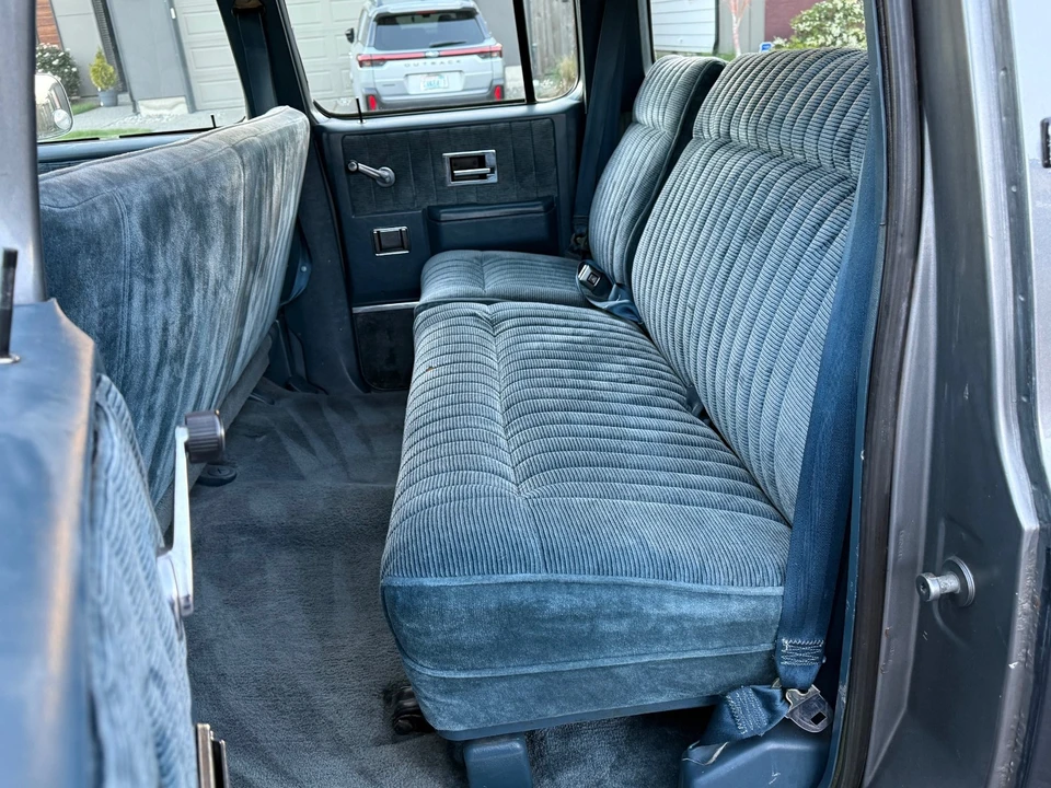 1989 GMC Suburban 7th Gen - Image 20 of 21