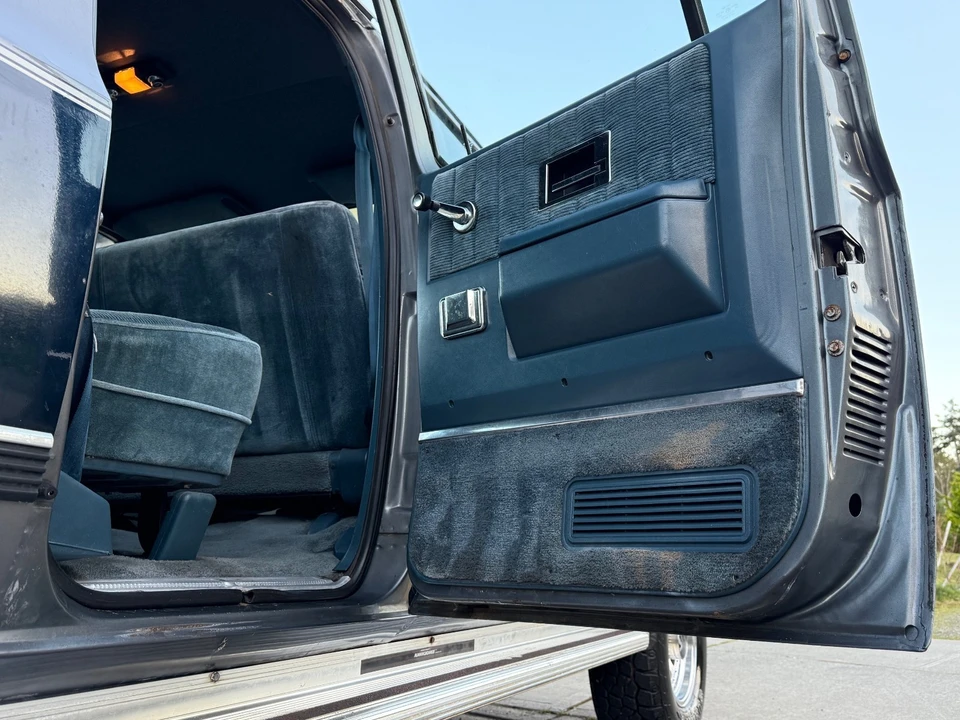 1989 GMC Suburban 7th Gen - Image 16 of 21