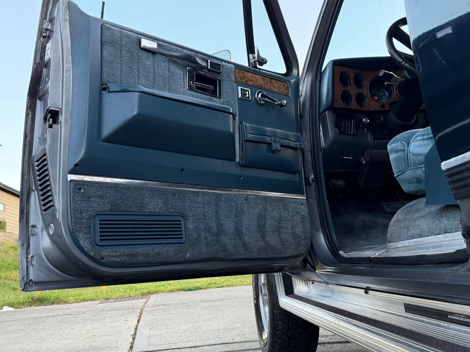 1989 GMC Suburban 7th Gen - Image 14 of 21